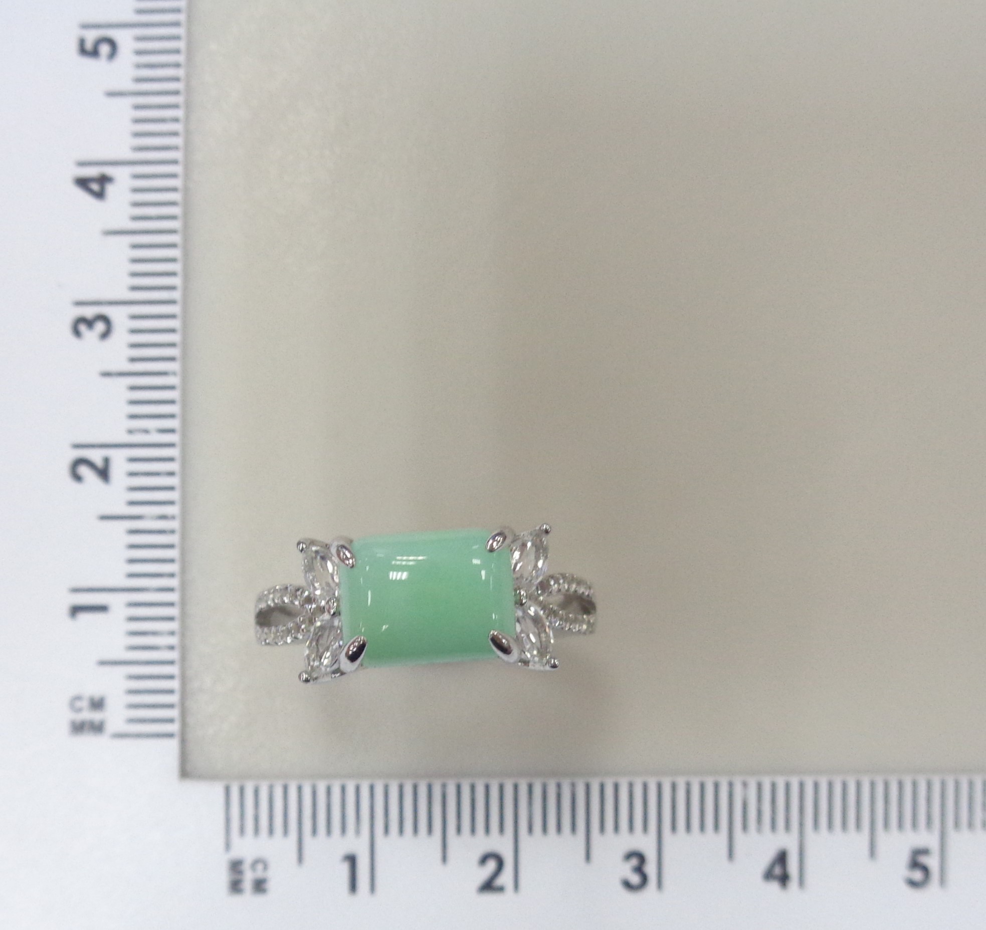 Серебряное кольцо с зеленым халцедоном